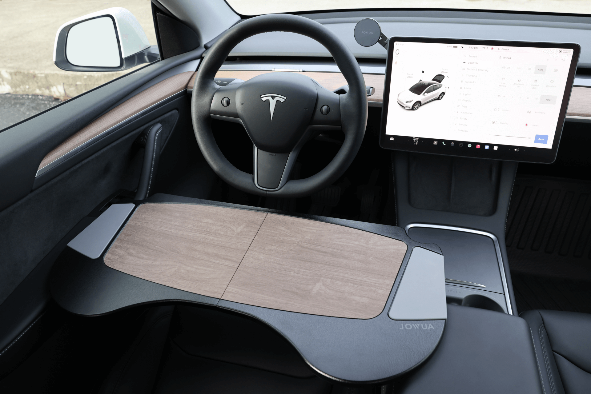 Tesla 的內裝包括方向盤和帶有汽車圖像的大型觸控屏,JOWUA 台灣車用折疊桌板可用作木質筆記型電腦桌,延伸到中控台上,將其轉變為高效的行動辦公室。.