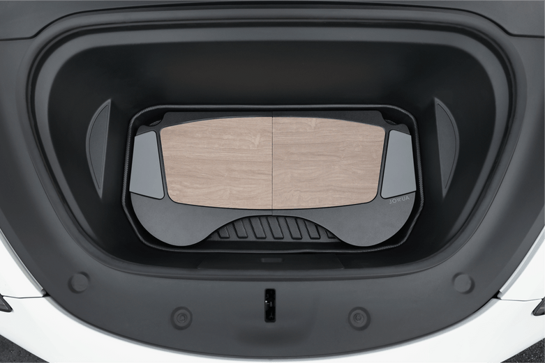 適用於特斯拉 Model 3(2024+煥新版)的 JOWUA 台灣立體防水行李廂墊採用現代簡約設計。它包括防水後備箱墊和可選的座椅靠背套。光滑的木質封面與黑色裝飾無縫融合,與周圍的黑暗區域形成鮮明對比。.