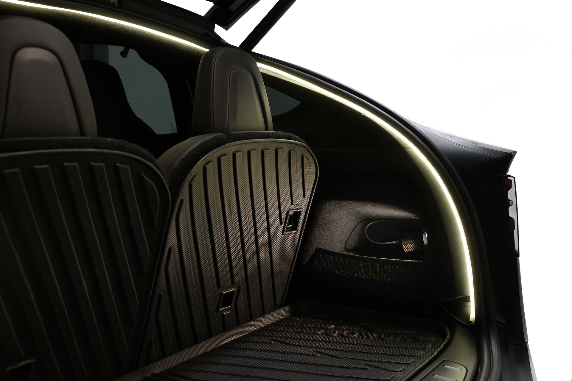 JOWUA Taiwan 後車廂氣氛燈|真言套索 (Model X)特寫:後車廂內的兩個黑色座椅和後備箱,以掀背邊緣的智能磁感應為特色。.