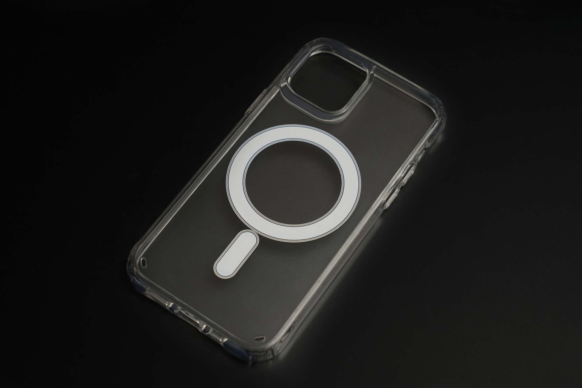 JOWUA 台灣 MagSafe 透明保護殼(適用於 iPhone 12/11)帶有可見的 MagSafe 環,放置在黑色表面上。.