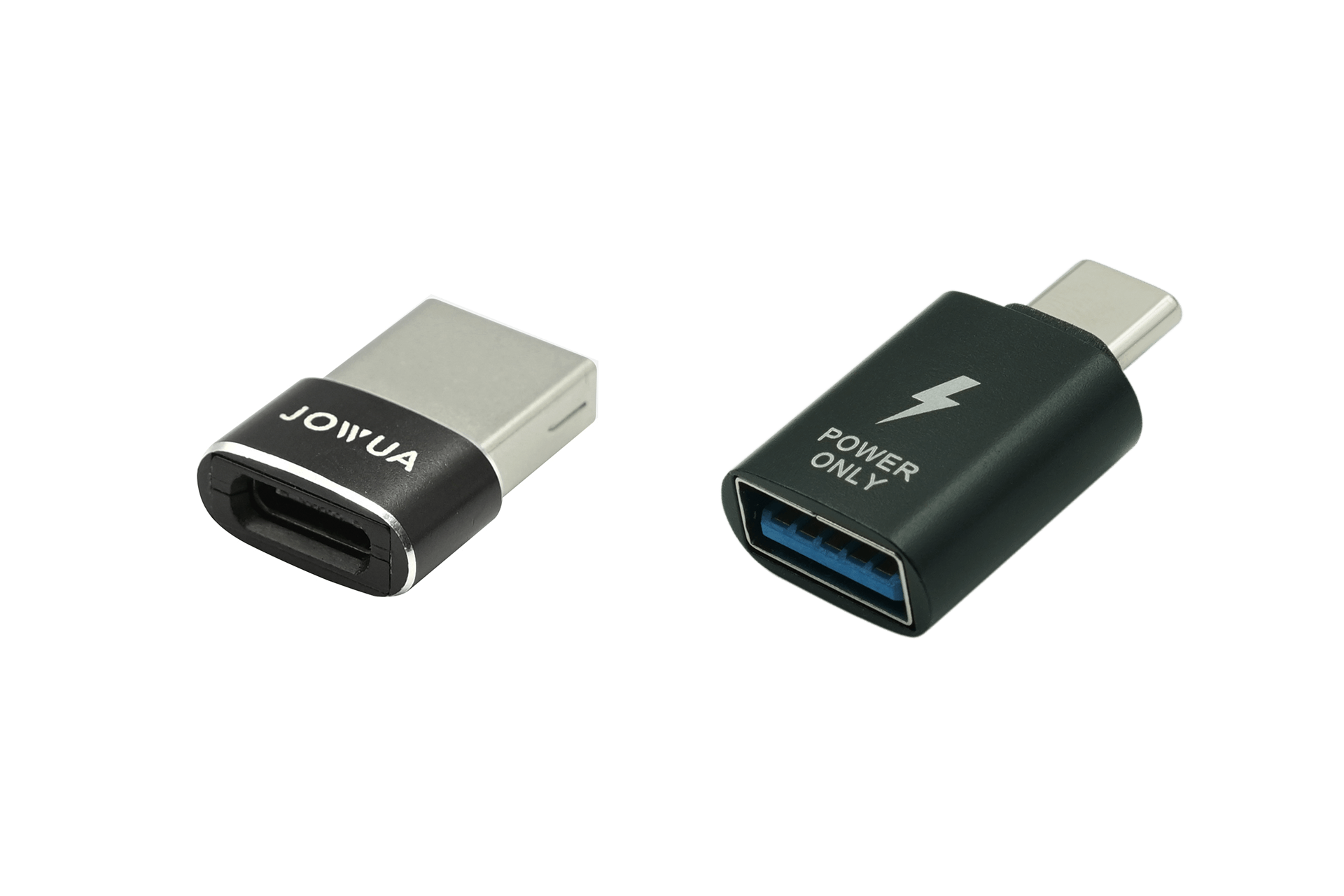 Apple Watch 充電套件展示了兩個 USB-C 適配器:左側的適配器標有“JOWUA Taiwan”,包含一個 USB-C 端口,而右側的適配器標有電源符號和“僅供電”,帶有一個藍色 USB 端口。兩者均採用耐用材料製成,並配有金屬連接器,以確保可靠的性能。.