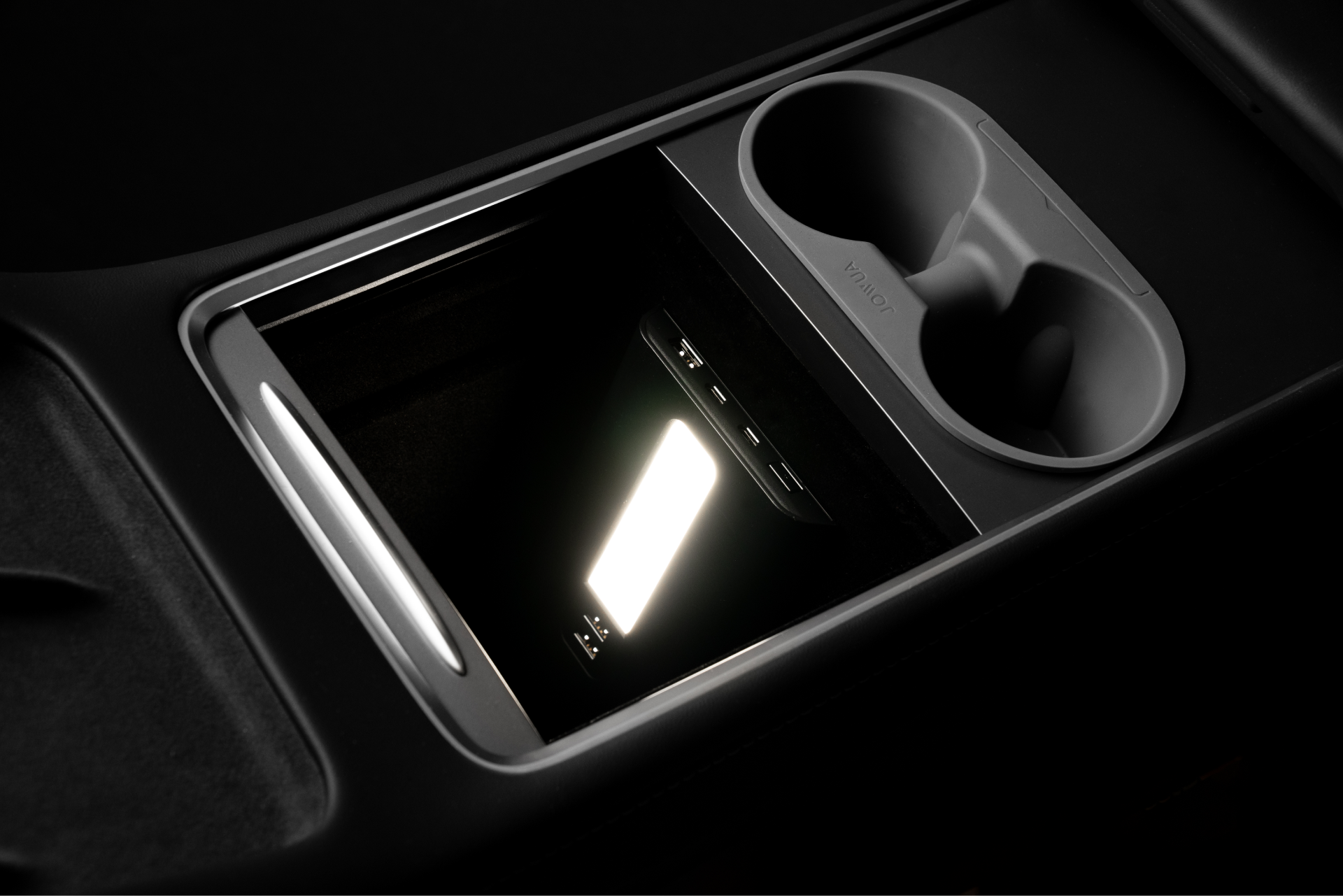 Model 3 的時尚內裝採用 JOWUA 台灣的 45W LED 中控組合,包括一個可輕鬆為智慧型手機充電的控制台。無線隔間上方有兩個杯架,將便利性和時尚感無縫地融入黑暗的環境中。.