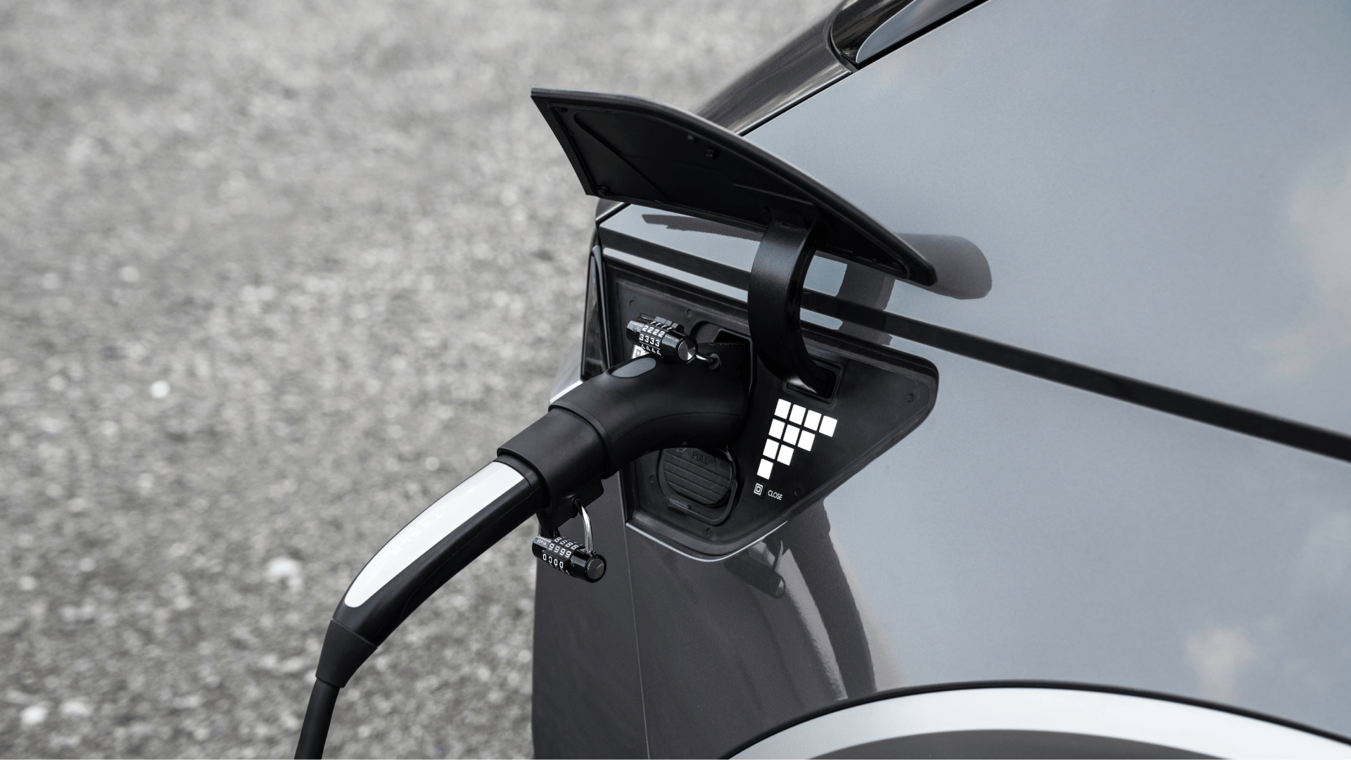 JOWUA 台灣的 CCS1 快慢充萬用組的特寫展示了其與第三方網路的兼容性,具有安全連接的充電電纜,可用於直流和交流充電,背景為紋理瀝青背景。.