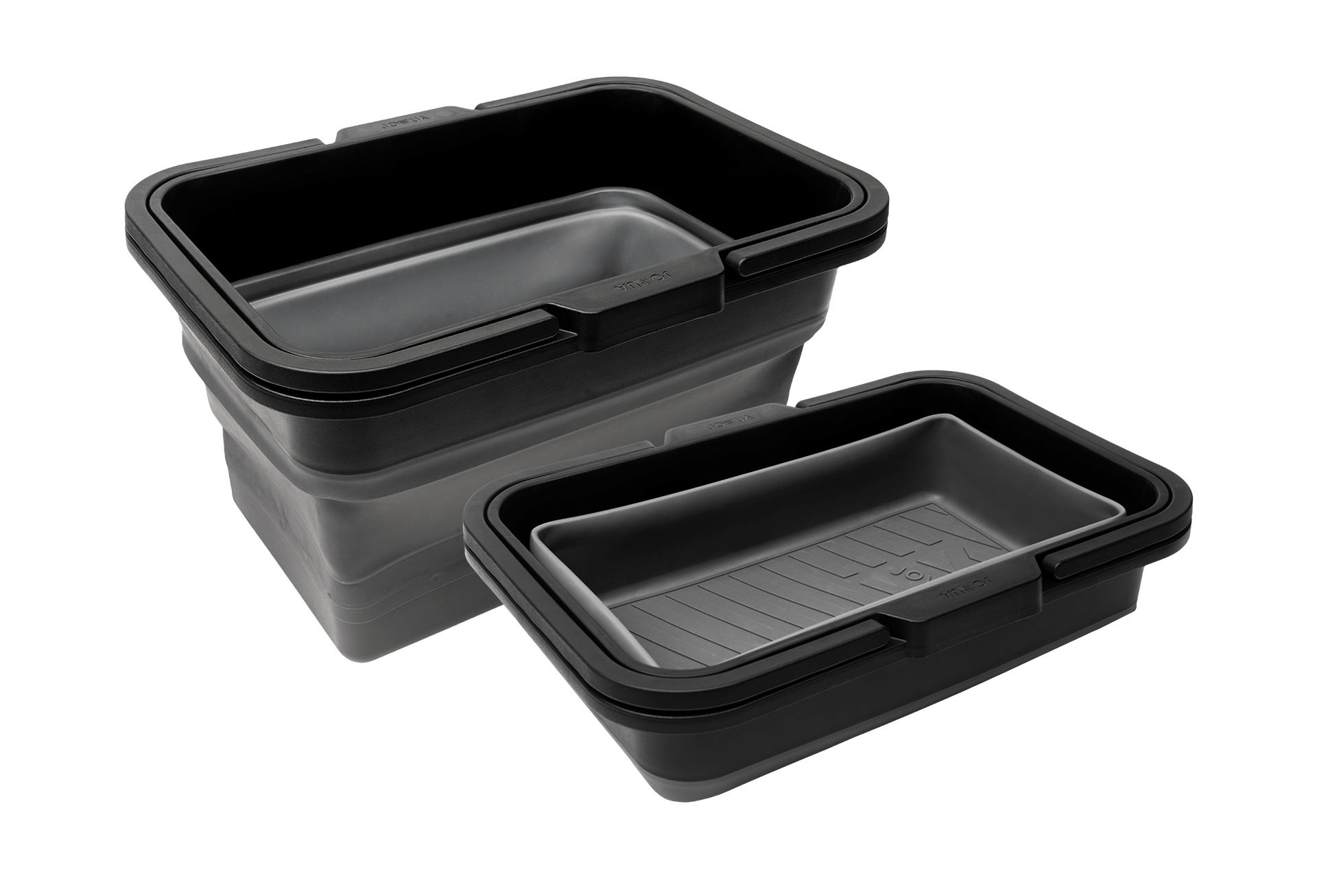 黑色背景下,展示了兩個台灣JOWUA 的折疊下折疊收納盒,顏色為灰色和黑色。較大的堆疊在較小的之上,突出了它們的尺寸差異和嵌套功能,以最大限度地利用特斯拉 Model X/Y 內置下儲物空間。.