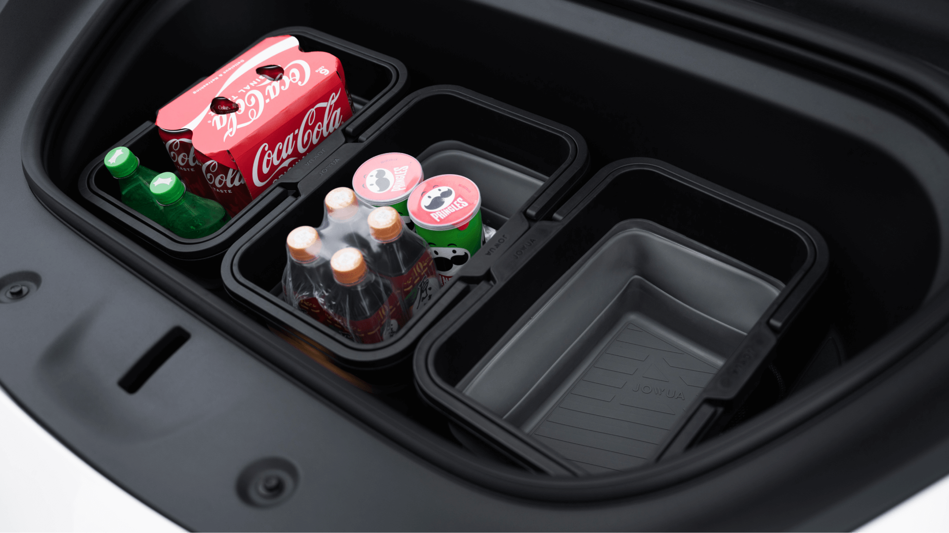 JOWUA 台灣折疊下折疊收納盒非常適合 Tesla Model X/Y 後備箱,可整齊地整理可口可樂罐和綠色瓶子。其空置的隔間提供了更多的空間,而其時尚的設計則與座椅下的儲物空間相得益彰。.