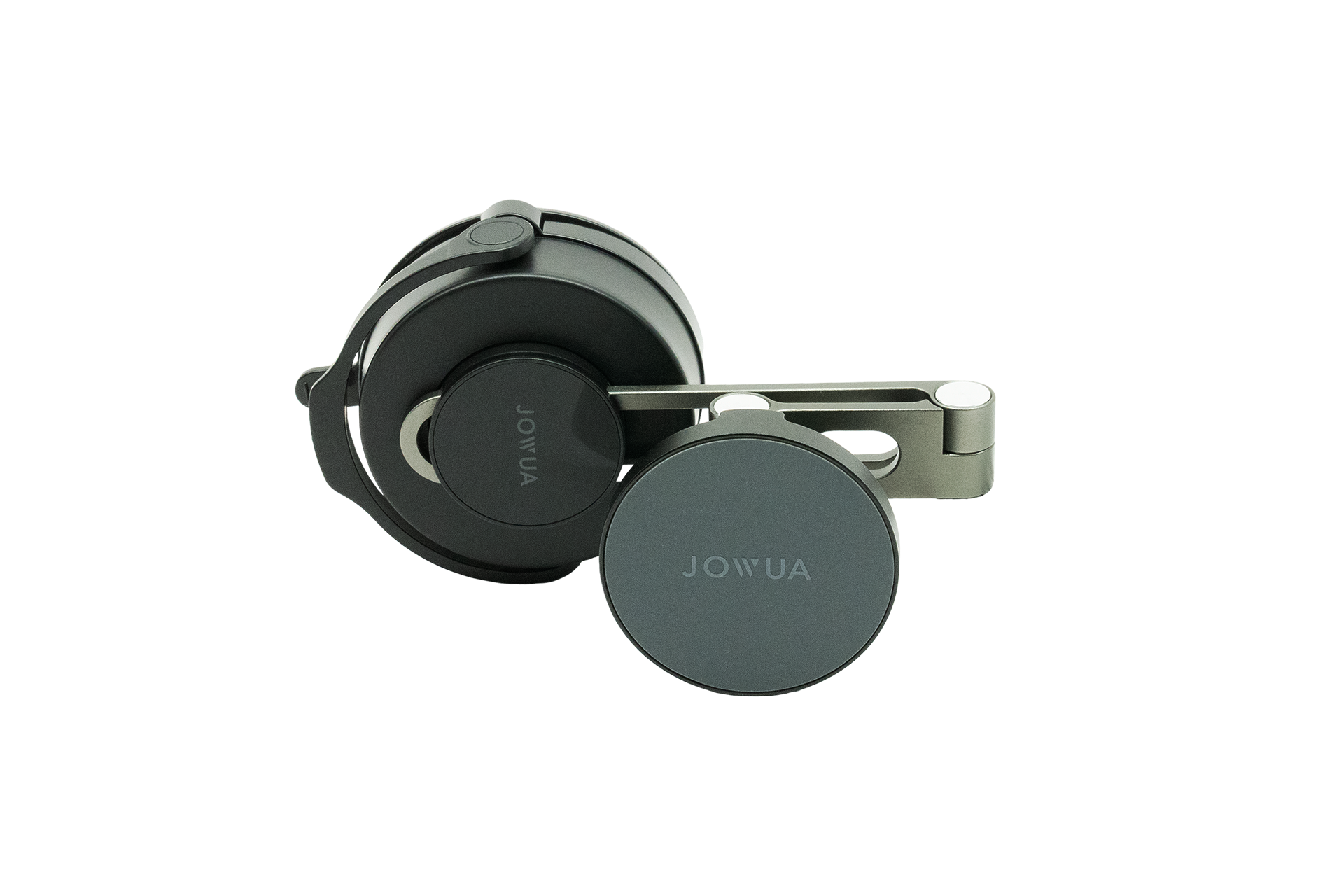 台灣 JOWUA 的 Qi2 製冷六維隱藏車架 (MagSafe款),以白色為背景,採用黑灰色圓形設計、可調整臂和吸盤底座。完美的特斯拉車用手機支架,可免手持使用。.