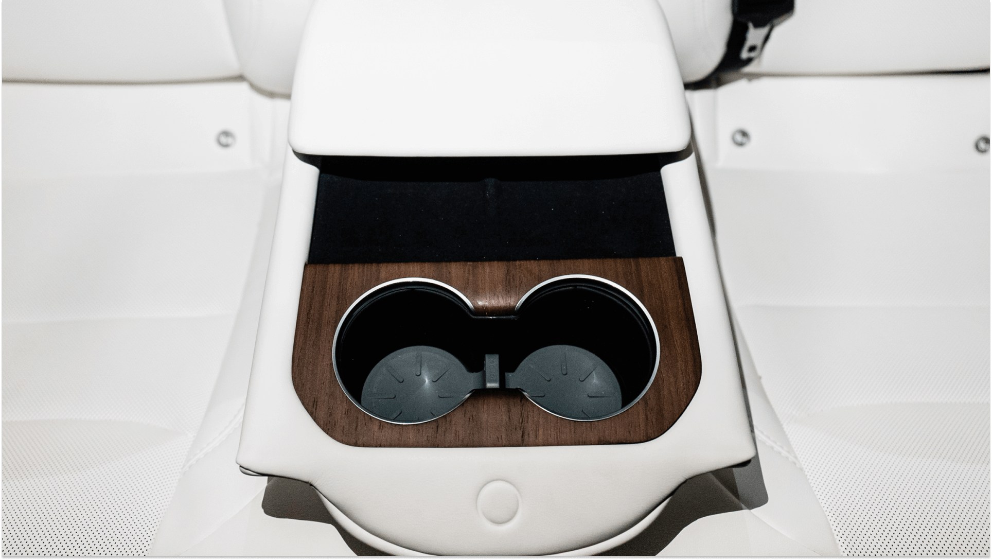 特寫 Model S 中控台,其中配有 JOWUA 台灣後排杯架,配有可折疊杯架。內部採用白色皮革和木質裝飾,封閉區域周圍包括矽膠杯墊,以提供額外的便利。.