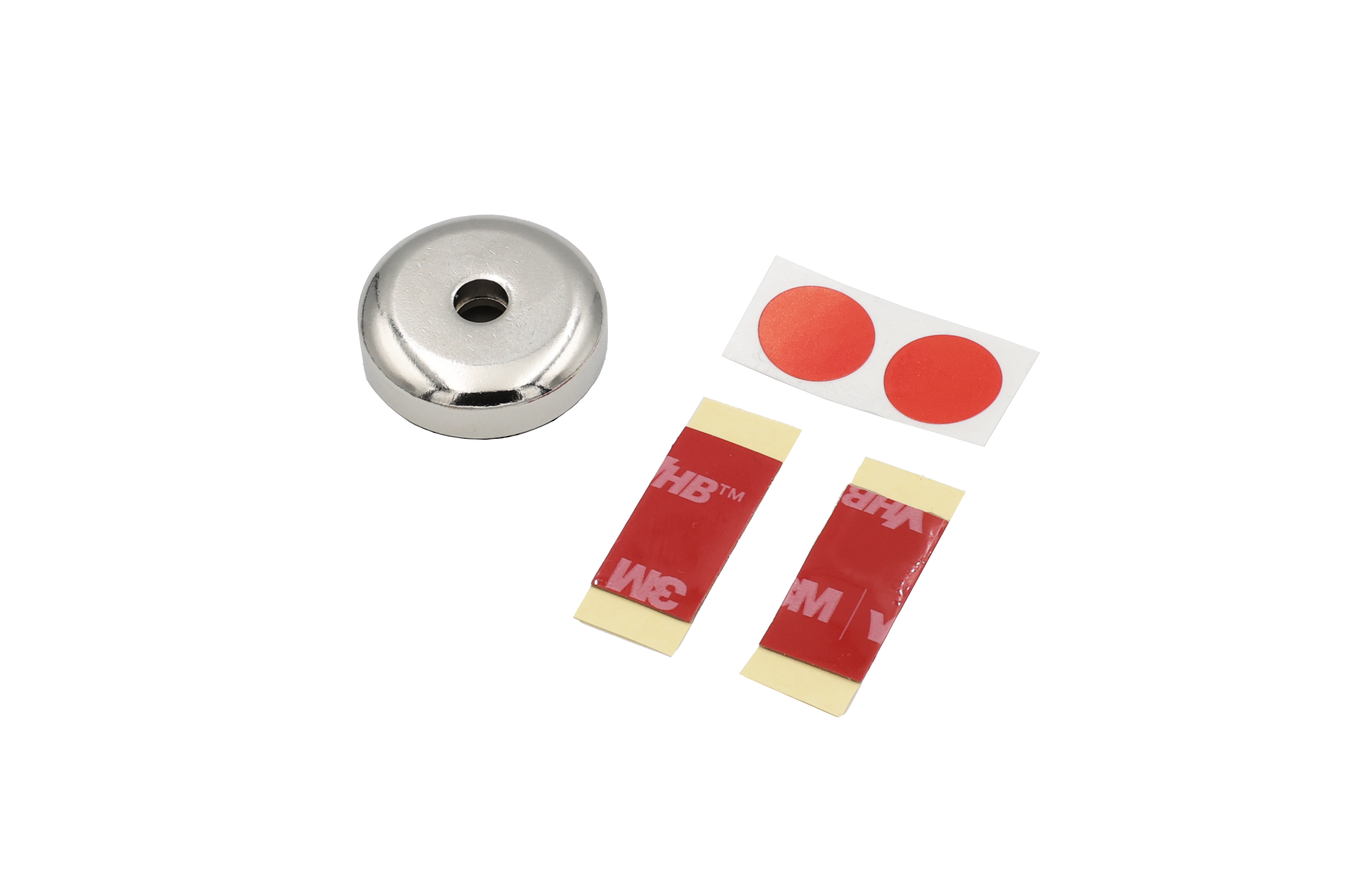 一個圓形銀色金屬物件，中央有一個小孔、兩條 3M 膠條，以及兩張紅色貼紙-最適合在白色背景上強化您的 JOWUA Taiwan 後廂車氣氛燈｜真言套索 (Model X)。.