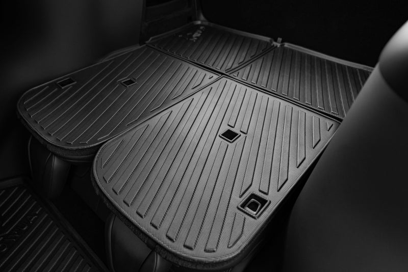 平躺後的特斯拉2023 Model X防水後椅背墊與行李箱墊