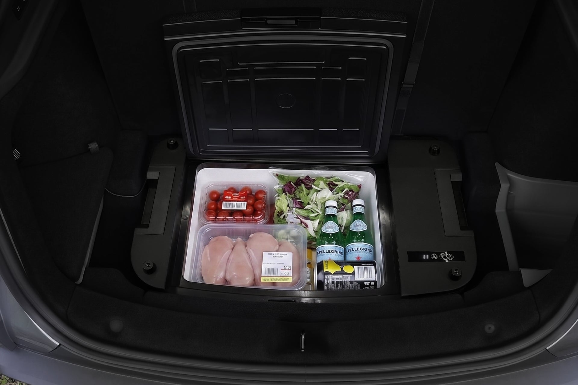 JOWUA 台灣 C型＆點菸器雙軌車用行動冰箱（Model Y 全車系）可輕鬆放入您的後車廂，透過雙電源供電，讓生雞肉、櫻桃番茄、沙拉生菜和 San Pellegrino 保持新鮮，讓您的公路旅行更加輕鬆。.