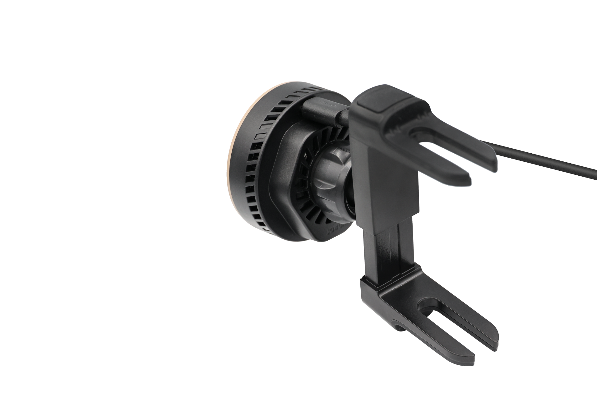 JOWUA Taiwan Qi2 製冷出風口車架 (MagSafe 款) 的特寫，這是一款黑色塑膠與金屬製成的車用固定座，相容 MagSafe、可調整臂和 U 形夾，以純白色為背景。.