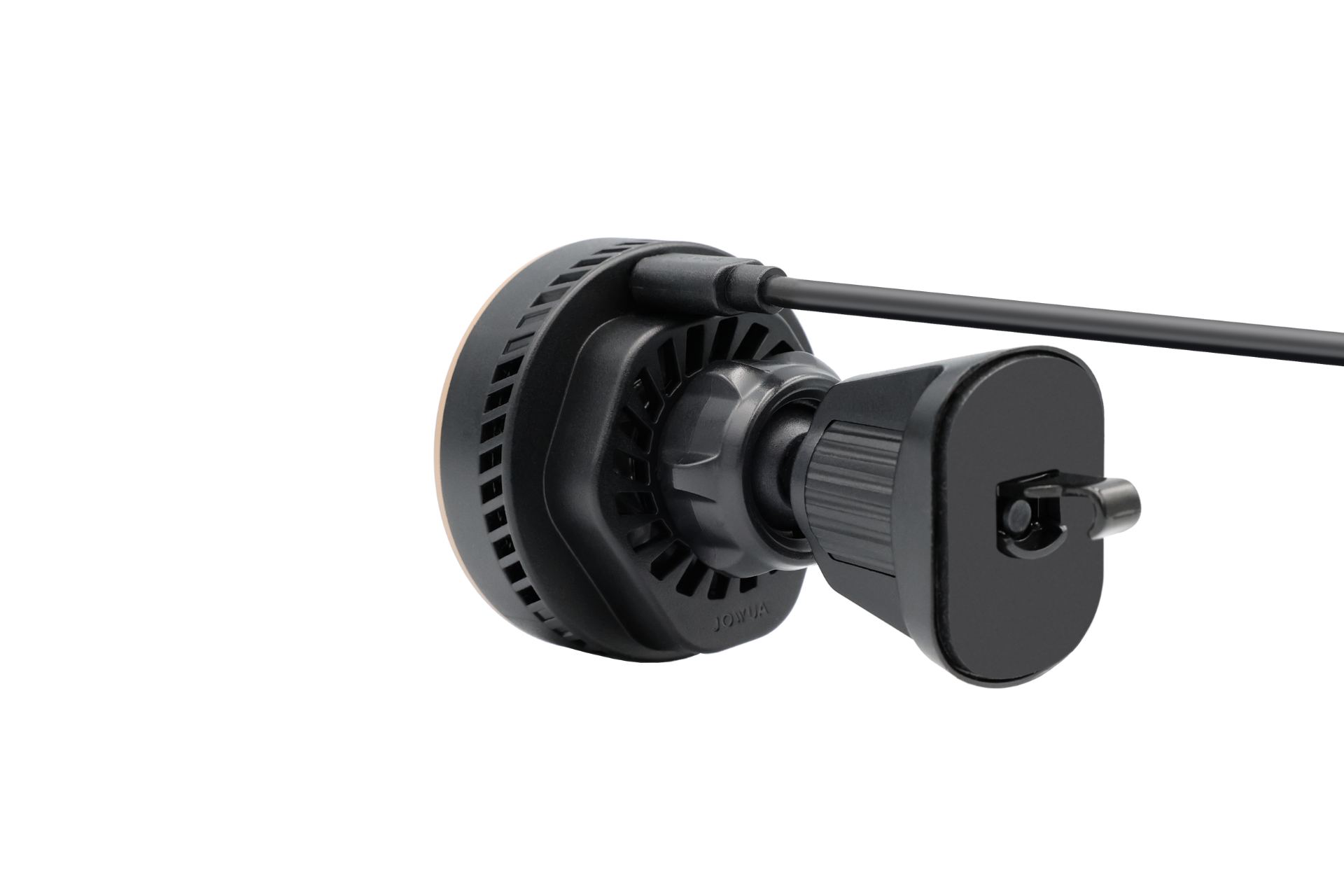 台灣 JOWUA 的 Qi2 製冷出風口車架 (MagSafe款) 特寫，黑色裝置有稜紋邊緣、圓形吸附座和電源線，標榜 MagSafe 無線充電，以純白背景顯示。.