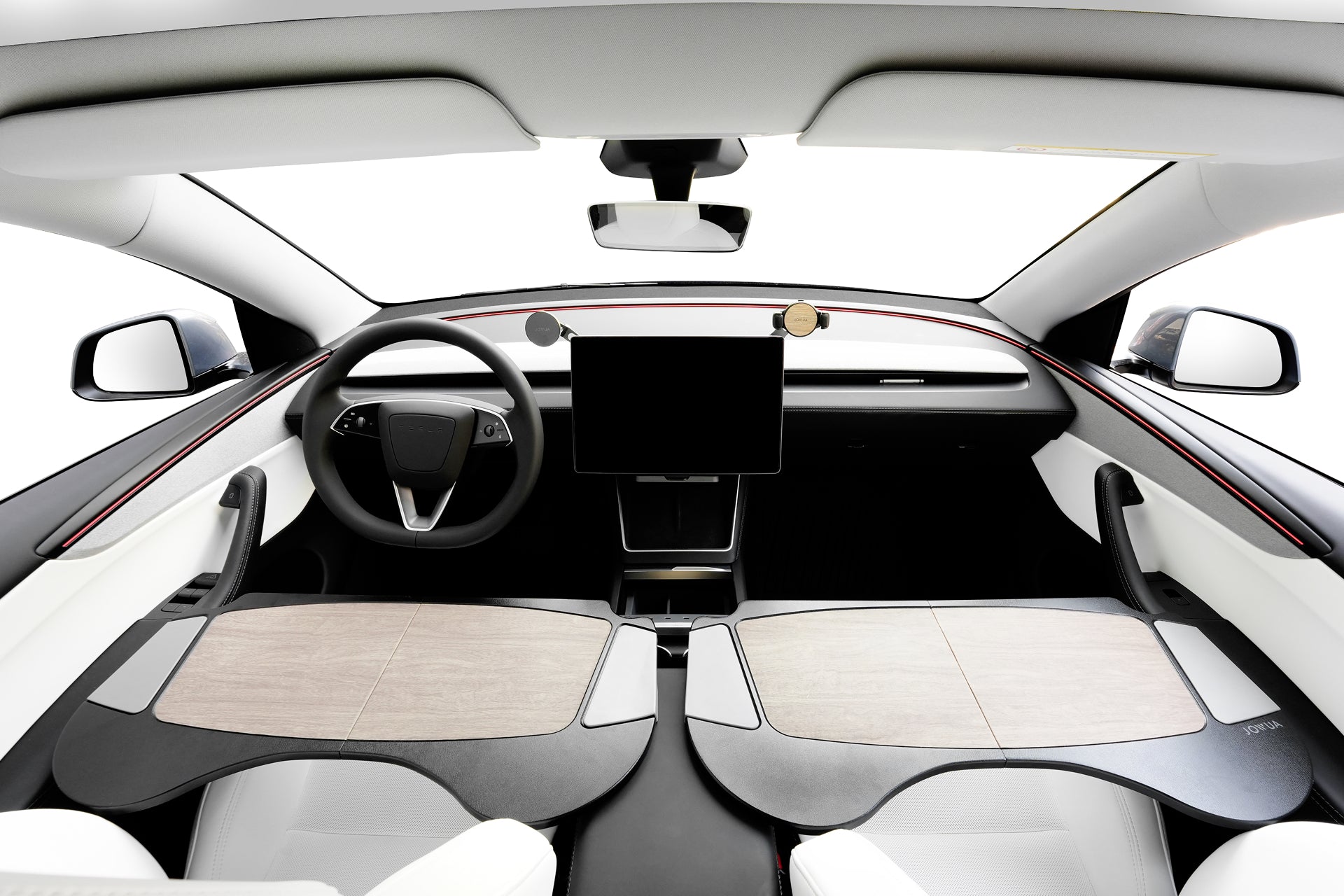 現代化的 Tesla 內飾，搭配 JOWUA 台灣的車用折疊桌板兩入組，配有簡約的儀表板和觸控屏，兩個前座上配有折疊桌，打造出一個適合移動辦公室的餐桌空間。.