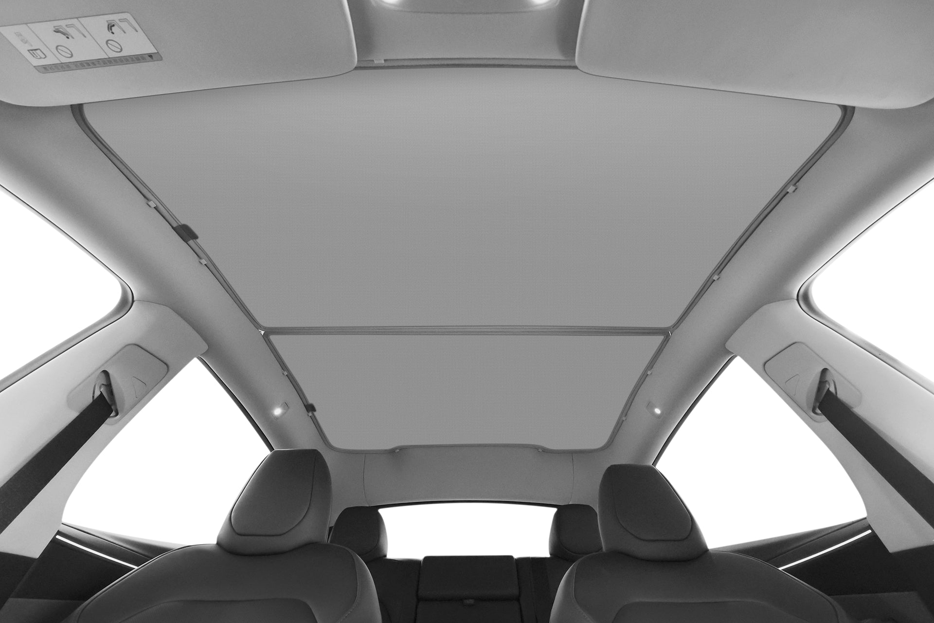 現代特斯拉 Model Y 的內部視圖顯示，JOWUA 台灣玻璃車頂遮陽簾（Model Y 煥新版 2025+/2021-2024）安裝在全景玻璃車頂上，陽光透過玻璃車頂和後座。.