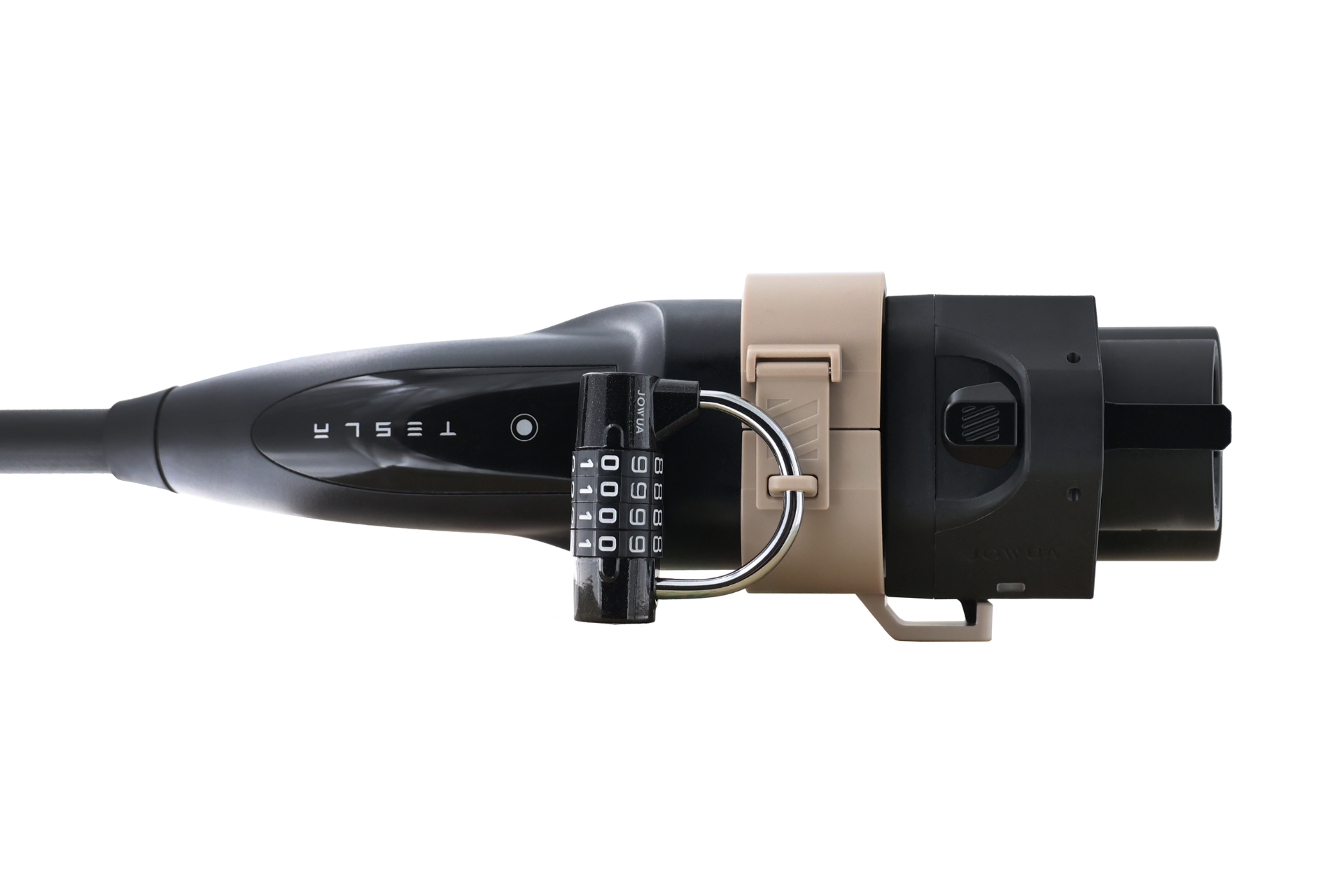 A JOWUA Taiwan CCS2 to CCS1 充電防拔鎖扣，以米色鎖和黑色組合掛鎖固定，與 CCS2 充電槍相容，隔離在白色背景上。.