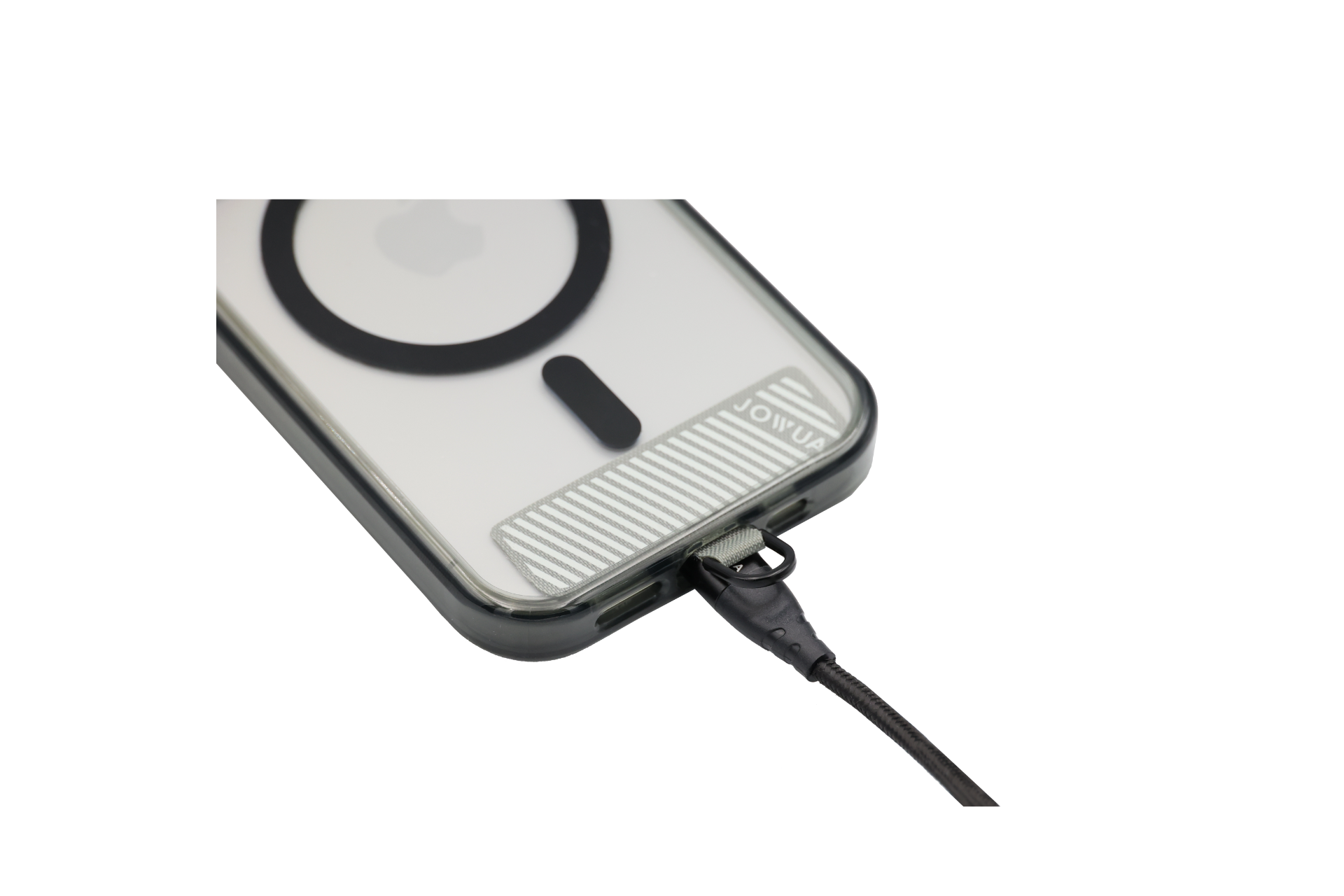 台灣 JOWUA MagSafe 透明保護殼中的 iPhone 15/14/13 特寫，充電口旁有一黑色掛繩，最適合搭配 MagSafe 磁吸配件或無線充電，方便日常使用。.