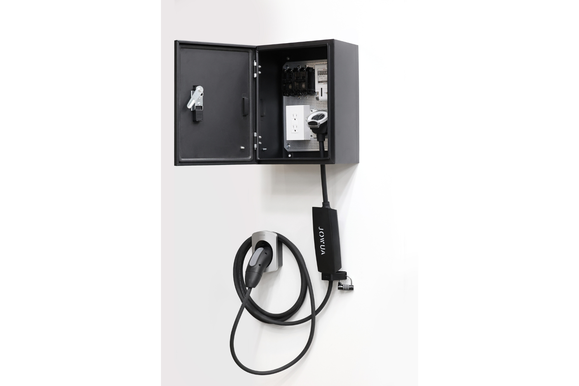 JOWUA Taiwan 的黑色壁掛式配電箱 - 304020 型打開，露出內部零件。下方是一條 NEMA 14-50 插頭的電動車充電線，整齊地捲繞在充電器上，而 JOWUA Taiwan 的品牌名稱也出現在充電器上。.