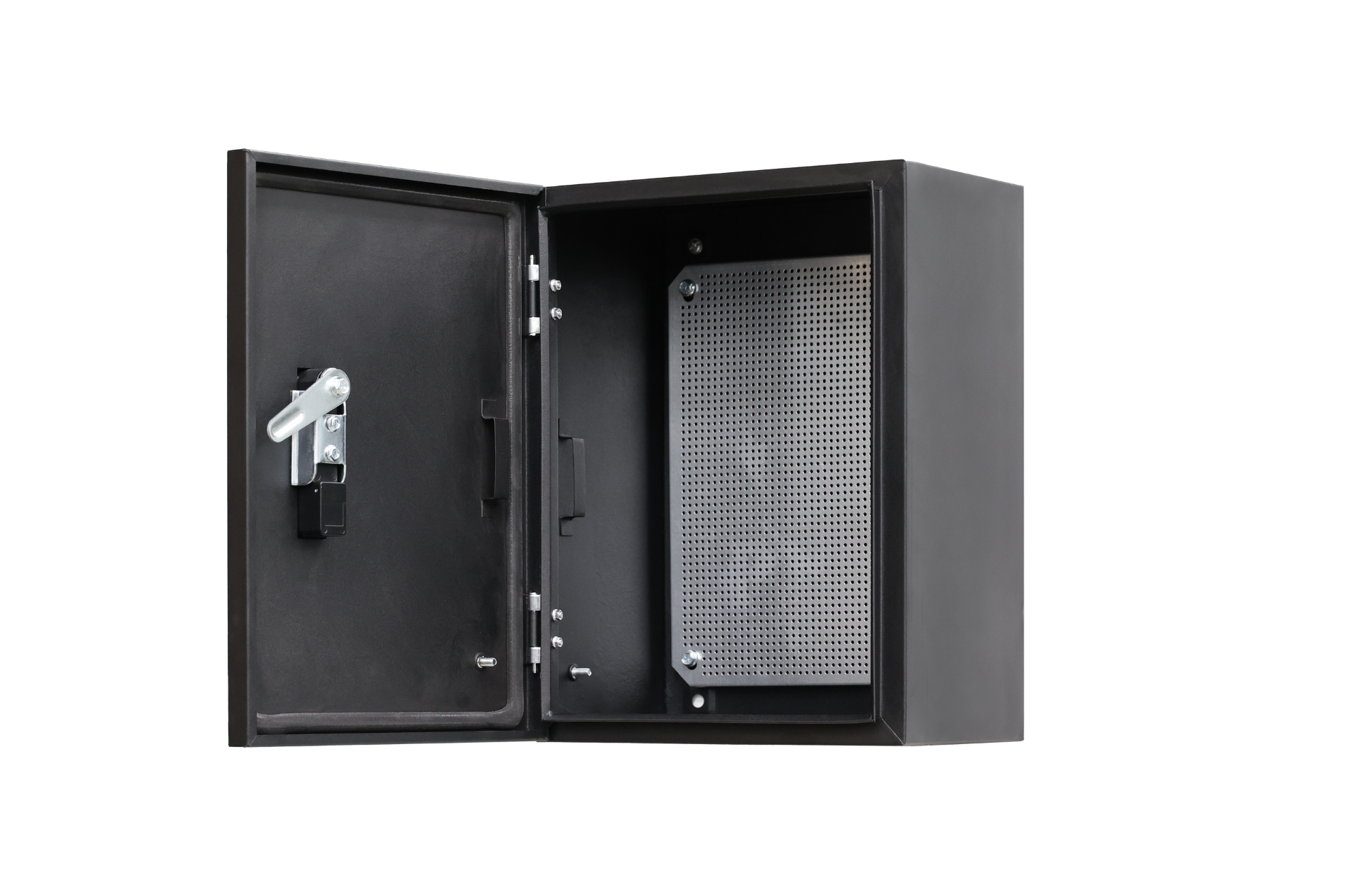 JOWUA Taiwan 配電箱 - 304020 型，照片以白色為背景，是一個黑色金屬鎖箱，開啟的箱門顯示出箱內空無一物，背板有穿孔，並以鋅合金密碼鎖固定，以加強保護。.