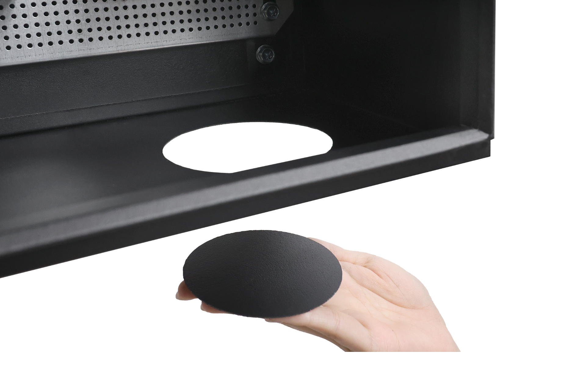 一隻手在 JOWUA Taiwan 配電箱 - 304020 型面板上的對應孔附近拿著一個黑色圓蓋，可能是用來插接或遮蓋可能連接 NEMA 14-50 插頭的開口。.