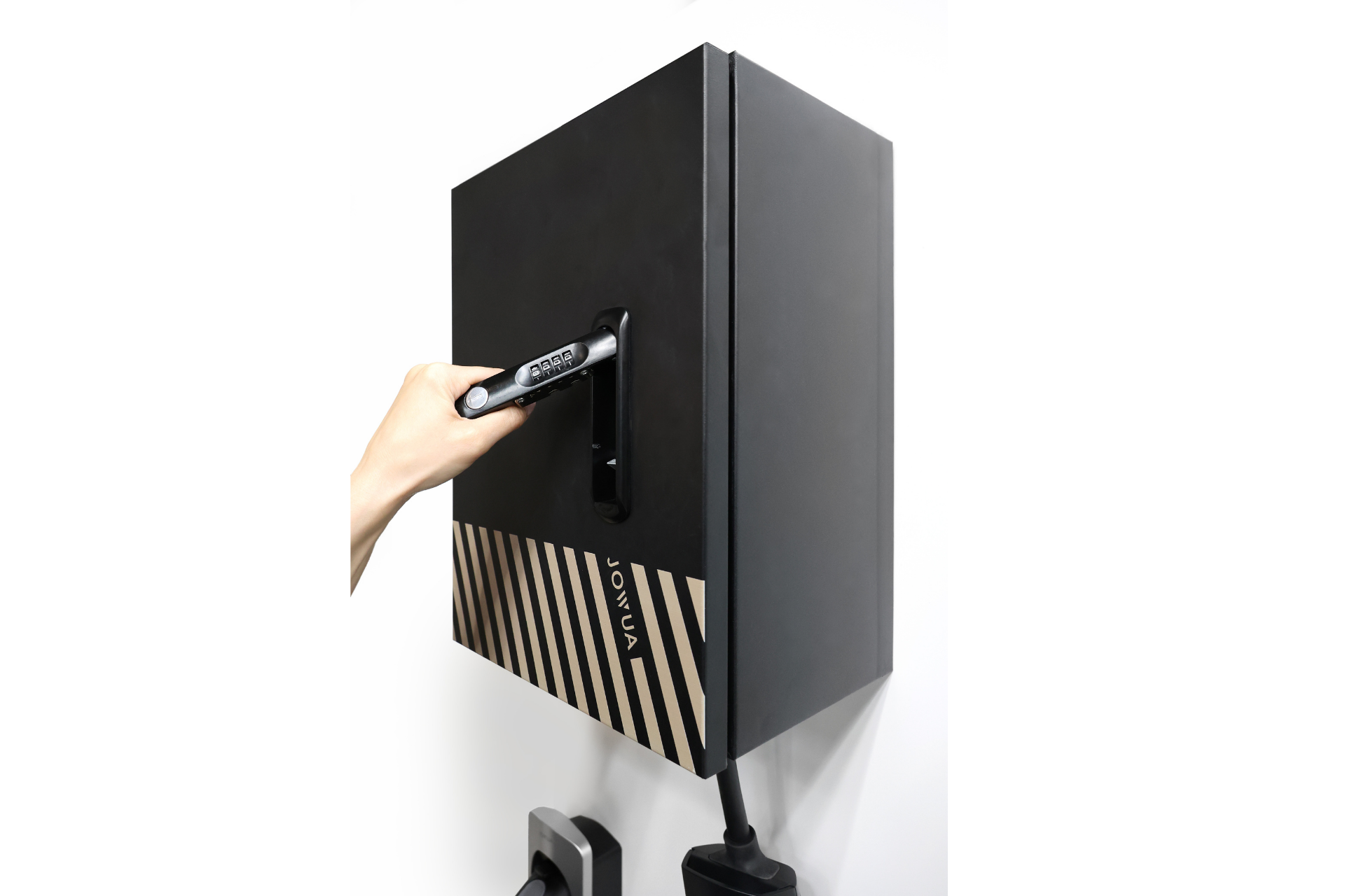 一隻手握住黑色掛牆式電動車充電站的把手，該充電站採用米色條紋設計，品牌為 VOLTAVIA，具有耐用的 NEMA 14-50 插頭，可輕鬆連接到您的 JOWUA Taiwan 配電箱 - 304020 型。.