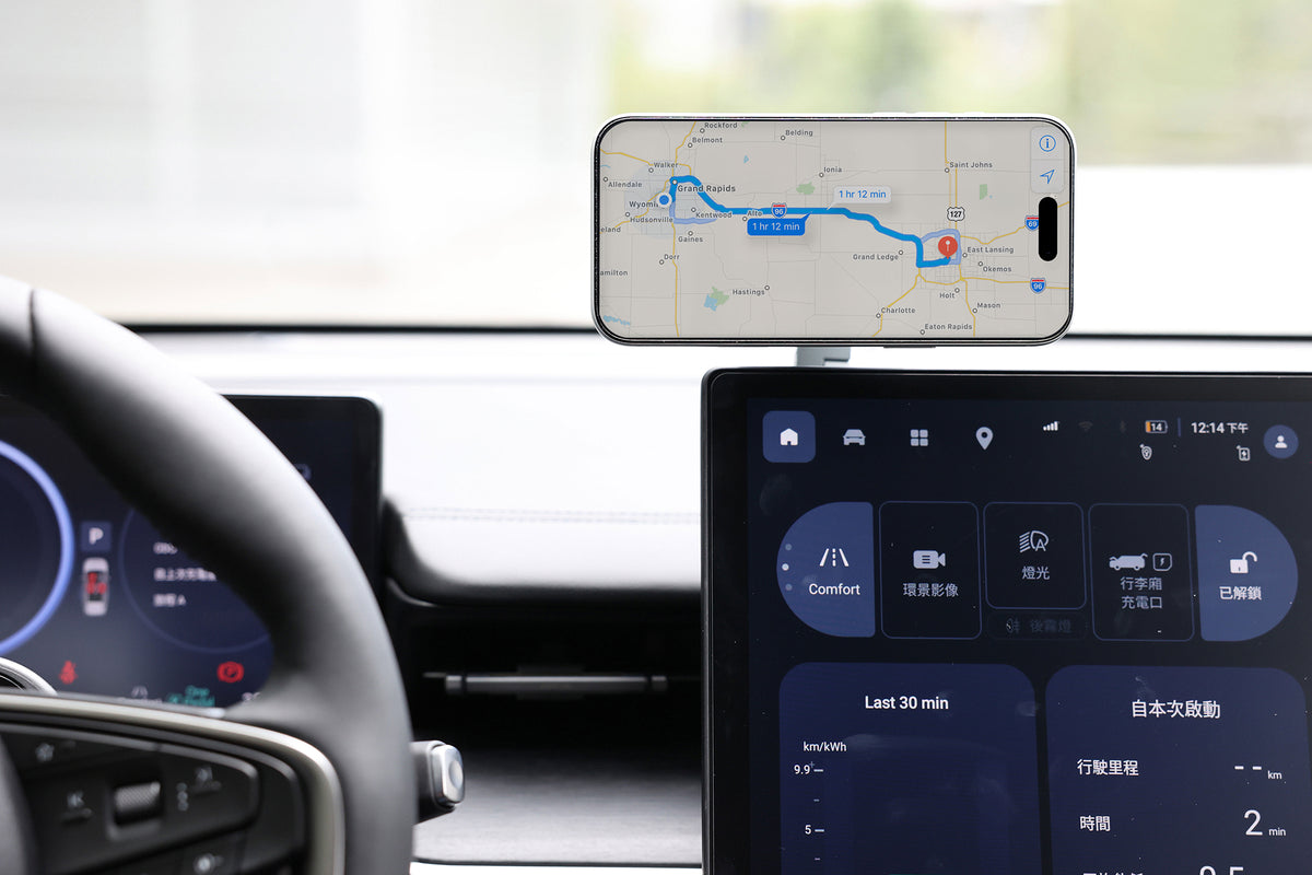 車用儀表板配備了一部固定安裝的智慧型手機，用以顯示導航地圖與路線，並透過 JOWUA 台灣 Qi2 製冷六維隱藏式車架（MagSafe 款）｜Foxtron Cavira 專用 進行固定，以提升裝置的散熱效能與穩定性，並內建 MagSafe 磁吸充電功能，實現無縫充電。 中央觸控螢幕顯示車輛控制介面及行車數據。.