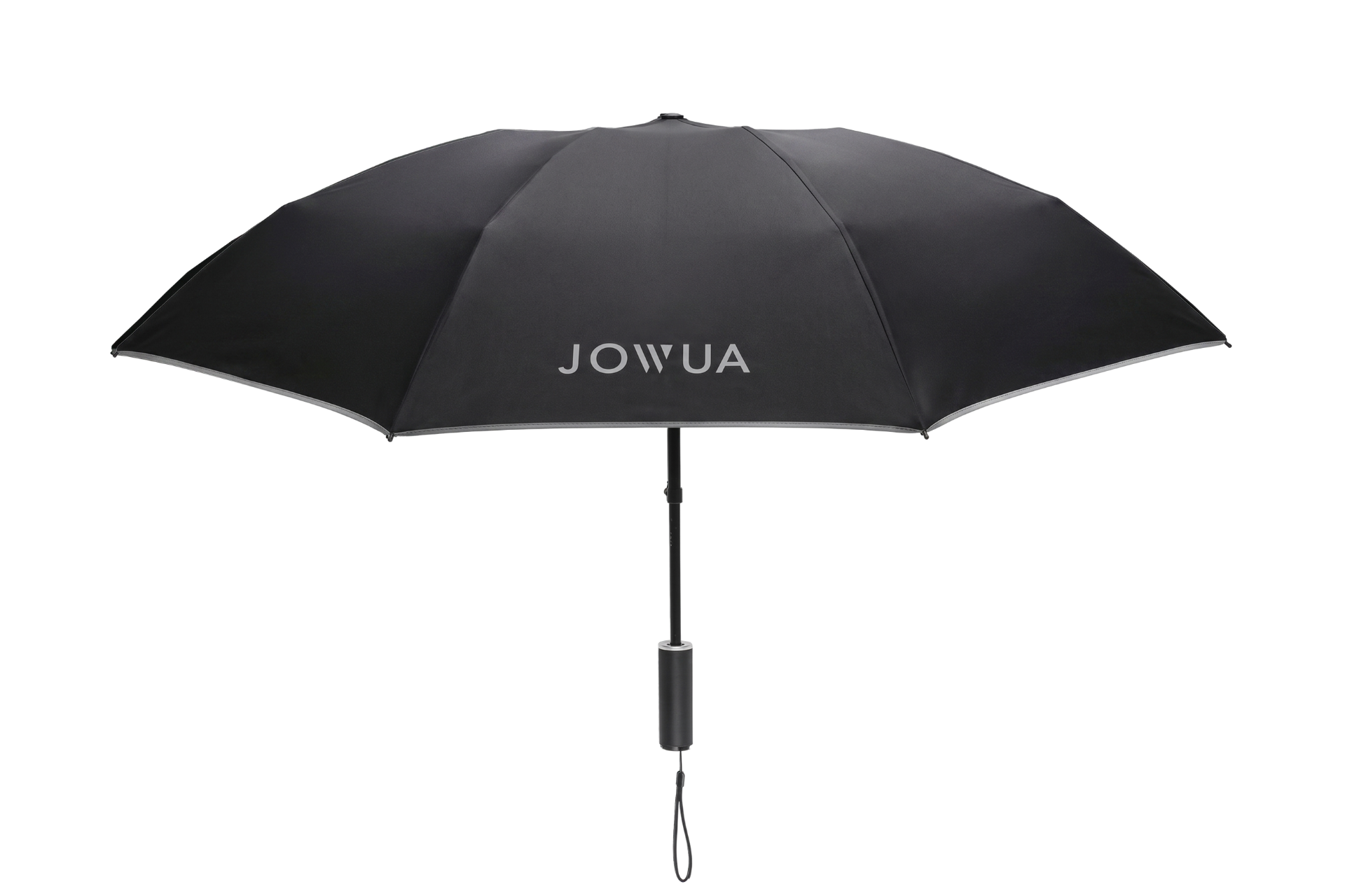 黑色的 JOWUA Taiwan 一鍵開收電動傘，一側面板上有白色的品牌名稱，配備黑色直柄和腕帶。這款晴雨兩用抗 UV 傘在純白背景下完全打開。.