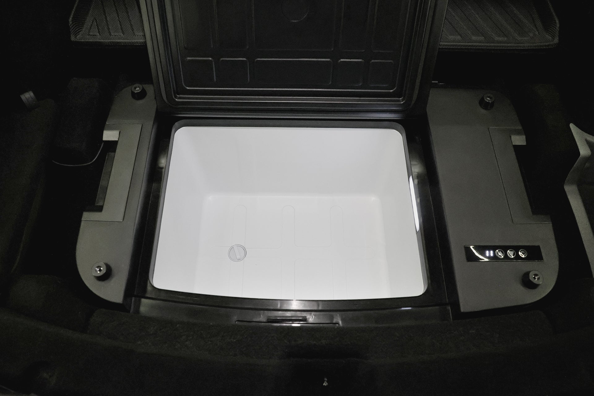 JOWUA 台灣 Type-C 車用行動冰箱 (Model Y 全車系) 是一款大型的長方形散熱器，內部為白色，內建於行李箱底板，特色是黑色蓋子上有控制按鈕和雙軌供電系統，可彈性使用電源。.