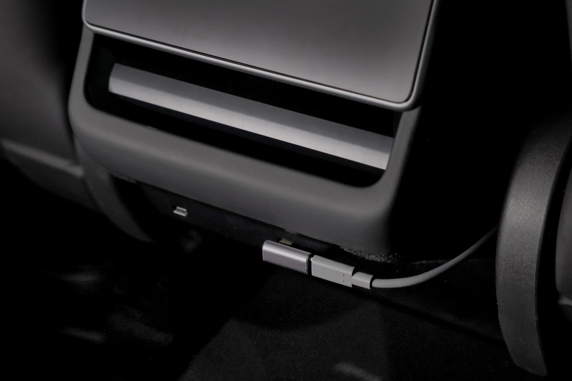 台灣 JOWUA 的 Type-C 車用行動冰箱 (Model Y 全車系) 及其現代化的雙軌供電系統，提供車內無縫電源。.