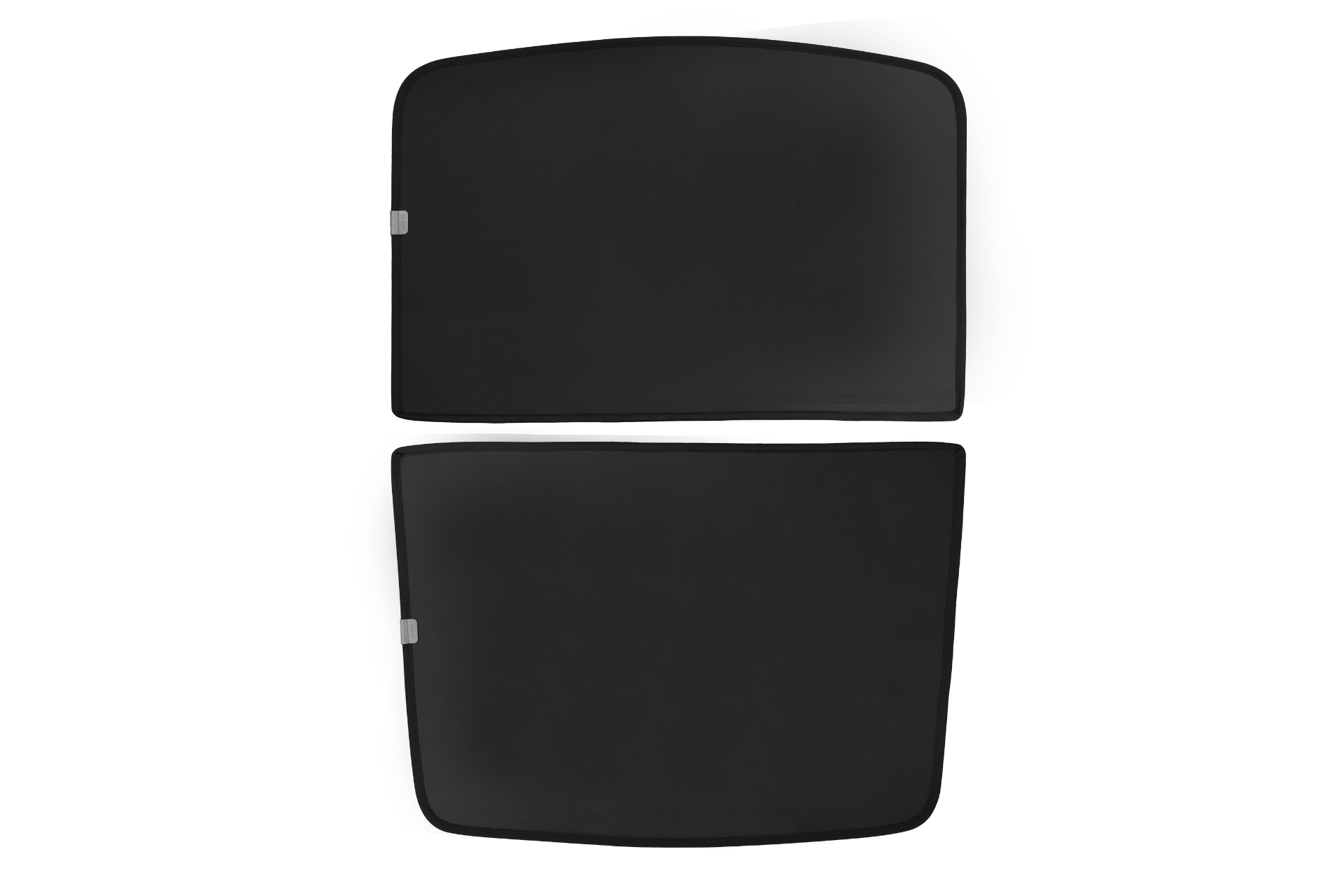 由 JOWUA Taiwan 所製作的兩個黑色長方形玻璃車頂遮陽簾 (Volvo EX30) 平放在白色背景上，一上一下，每個玻璃車頂遮陽簾的左邊都有一個灰色的小標籤，方便防紫外線。.