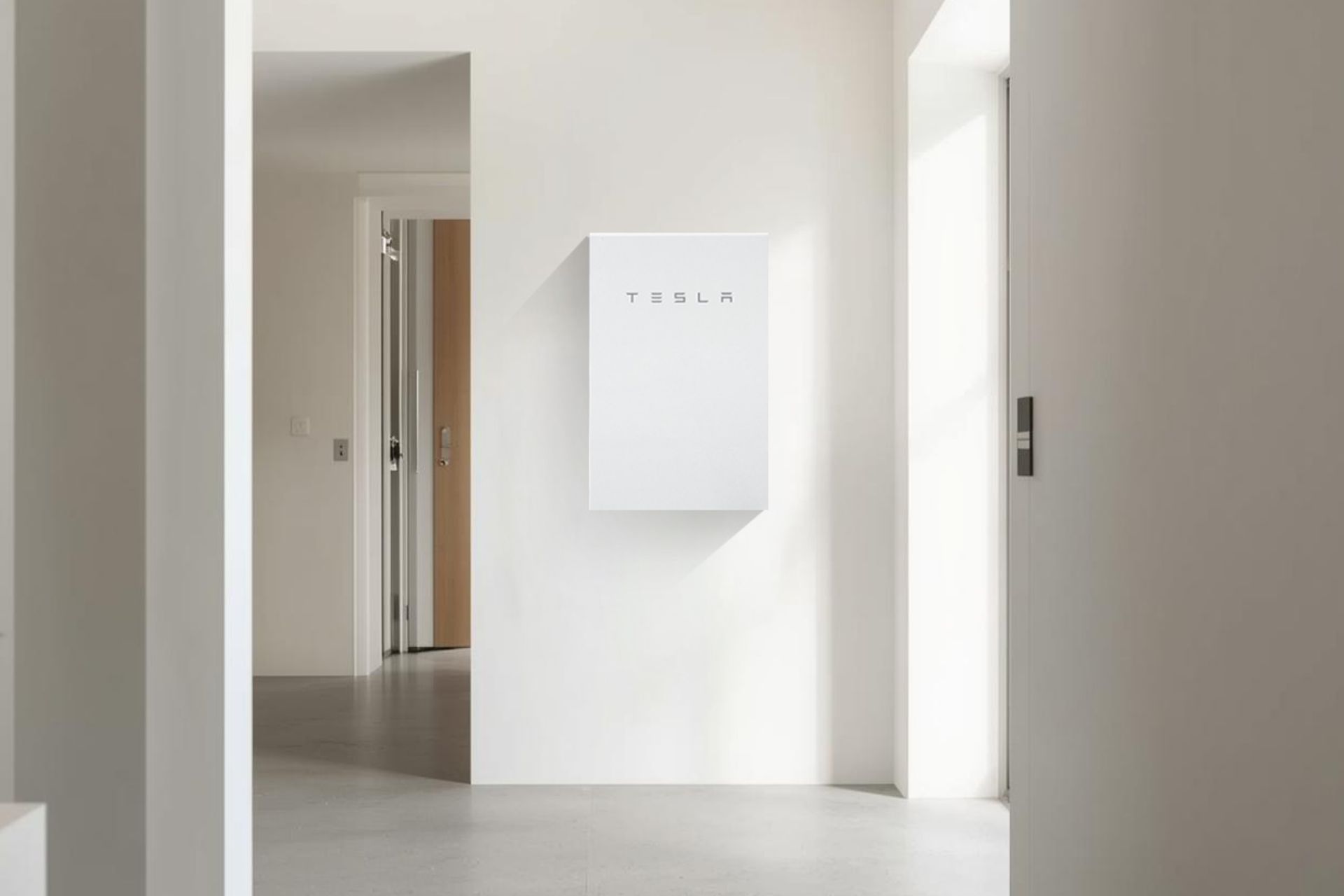 JOWUA Taiwan Powerwall 現場展示，是智慧能源裝置的一部分，安裝在自然光線與簡約裝潢的現代簡約室內白色牆面上。.