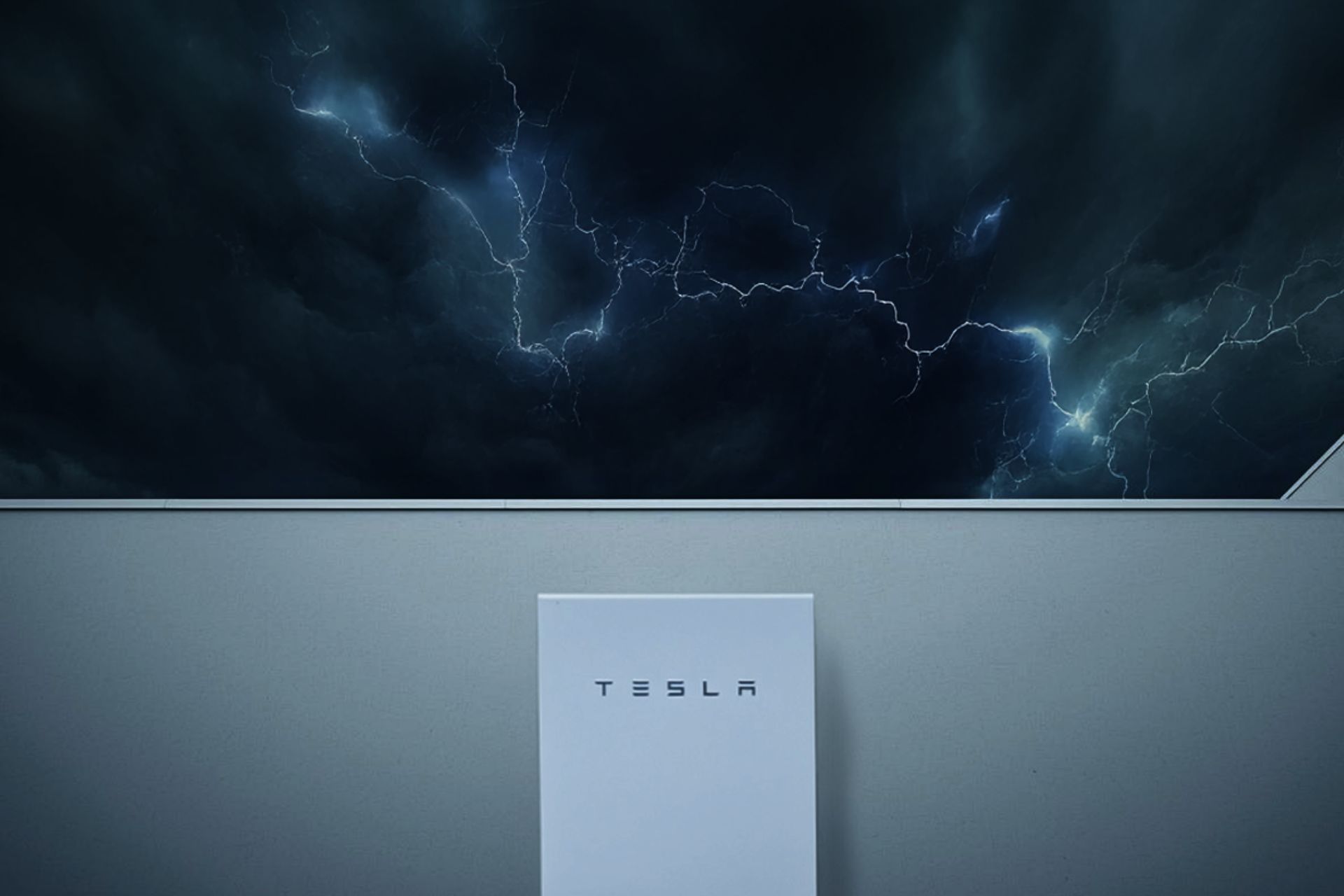 JOWUA Taiwan Powerwall 現場展示安裝在一扇大窗下方的灰色牆面上，閃電條紋照亮暴風雨的天空，展現智慧能源在惡劣天氣下的可靠備援。.