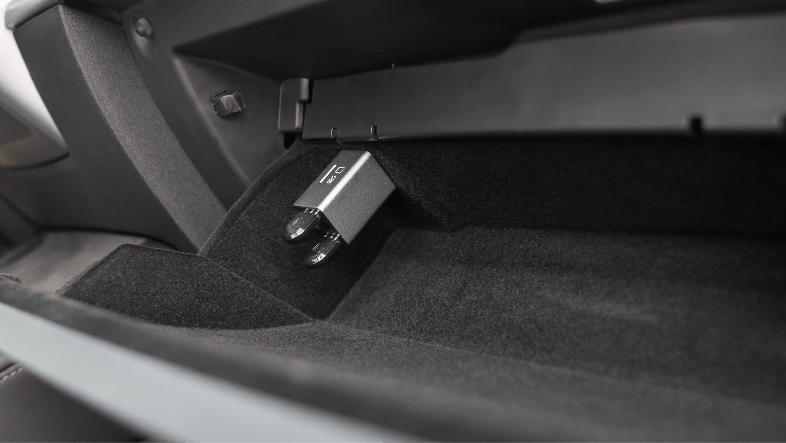 手套箱專用 3 Port 集線器 + 讀卡器 SKU: FG000360106