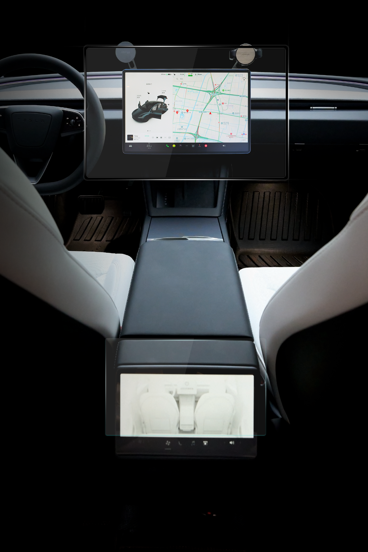 車內採用防指紋塗層的強化玻璃螢幕，用於導航和車輛狀態顯示。時尚的黑白座椅與極簡的儀表板相得益彰，讓人想起JOWUA台灣Model 3/Y煥新版的防暑抗指紋保護貼的優雅氣質。.